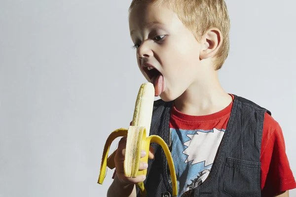 Criança engraçada comendo banana. Menino feliz. Comida saudável. Frutas. Vitamina — Fotografia de Stock