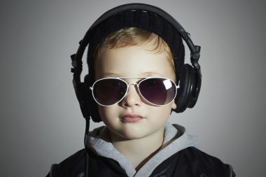 küçük bir dj. komik çocuk güneş gözlüğü ve headphones.child kulaklık müzik dinleme. Deejay
