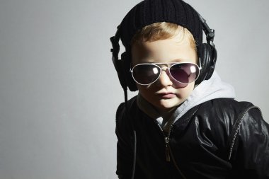 küçük bir dj. komik çocuk güneş gözlüğü ve kulaklık müzik headphones.5 yaşında çocuk dinleme. Deejay