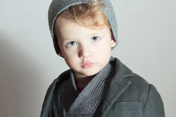 Klein boy.stylish knappe kind. mode kids.winter stijl — Stockfoto