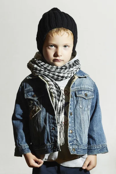 Módní chlapeček v šátku a jeans.winter style.fashion kids.child v černé víčko — Stock fotografie