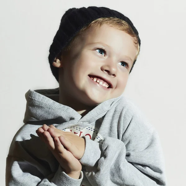 Gelukkig vreugdevolle mooie kleine boy.fashionable jongetje in cap.smiling child.fashion kids.autumn peuter — Stockfoto