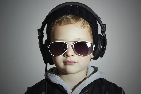 Pequeno DJ. menino engraçado em óculos de sol e headphones.child ouvir música em fones de ouvido. Deejay... — Fotografia de Stock