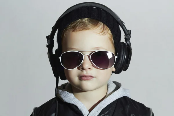 Weinig dj. grappige jongen in zonnebril en headphones.5 jaar oud kind luisteren muziek in hoofdtelefoons. deejay — Stockfoto