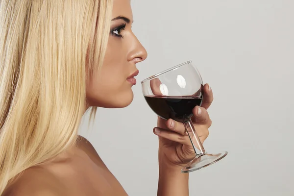 Mulher loira bonita com vermelho wine.make-up.red lips.wineglass.drink — Fotografia de Stock
