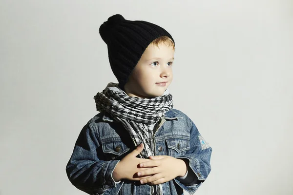 Niño pequeño de moda en bufanda y jeans.winter style.fashion kids.funny niño —  Fotos de Stock