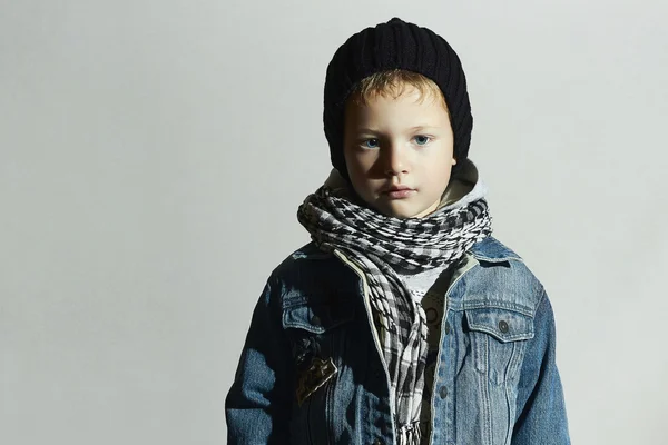 Modieuze jongetje in sjaal en jeans.winter style.fashion kids.funny kind — Stockfoto