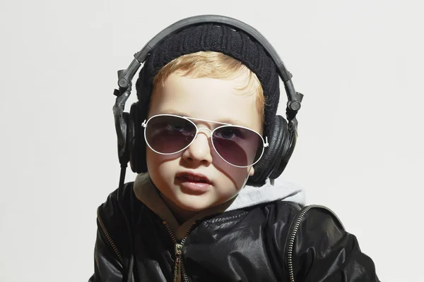 Weinig dj. grappige jongen in zonnebril en headphones.5 jaar oud kind luisteren muziek in hoofdtelefoons. deejay — Stockfoto