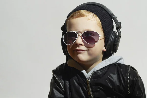 Little deejay. funny smiling boy in sunglasses and headphones.5 years old child listening music in headphones. DJ kids — Stock Photo, Image