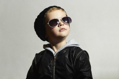 şık çocuk güneş gözlüğü. siyah cap.winter style.posing küçük boy.children moda çocuk