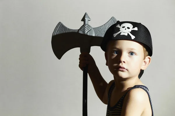 Pequeño barbarie. Niño en traje de carnaval. Guerrero enojado. Mascarada. Uniforme inusual. Infancia pirata. Halloween —  Fotos de Stock