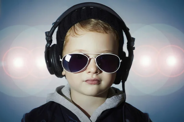 O pequeno DJ. menino engraçado em óculos de sol e headphones.child ouvir música. dj — Fotografia de Stock