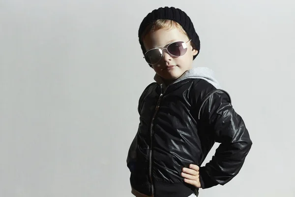 Módní chlapeček v sluneční brýle. dítě v černou čepici. zimní style.kids móda — Stock fotografie