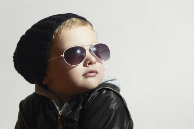 gözde küçük çocuk güneş gözlüğü. Siyah şapkalı çocuk. Kış style.kids moda