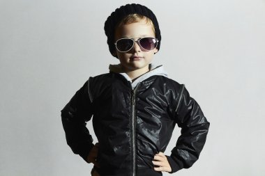 gözde küçük çocuk güneş gözlüğü. Siyah şapkalı çocuk. Kış style.kids moda
