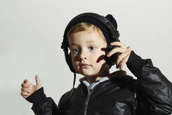 Criança engraçada gosta de música. Menino em fones de ouvido — Fotografia de Stock