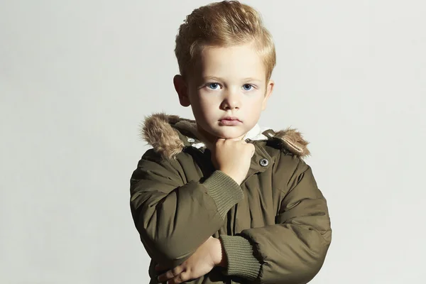 Criança na moda em casaco de inverno. moda kid.children.khaki parka.little penteado menino — Fotografia de Stock