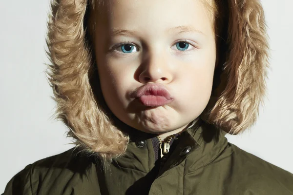 Criança engraçada em capuz de pele e casaco de inverno. moda kids.children — Fotografia de Stock