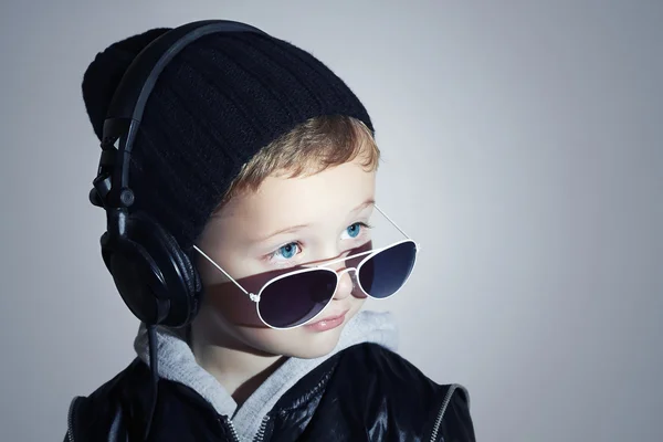 Fashionable little boy in sunglasses. Child in Black cap. Winter style.Kids fashion — Stock Photo, Image