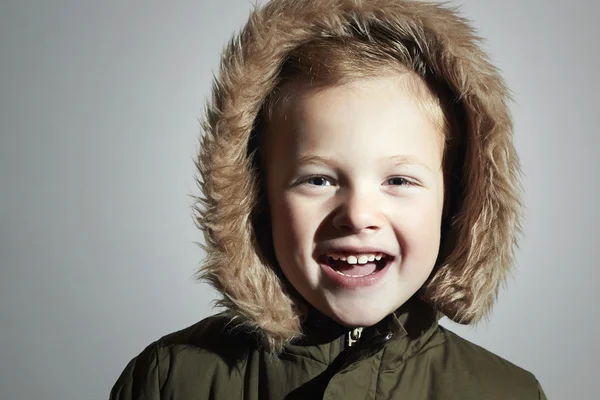 Kürk başlık ve kış ceket gülümseyen çocuk. moda kid.children.little çocuk kış stil — Stok fotoğraf