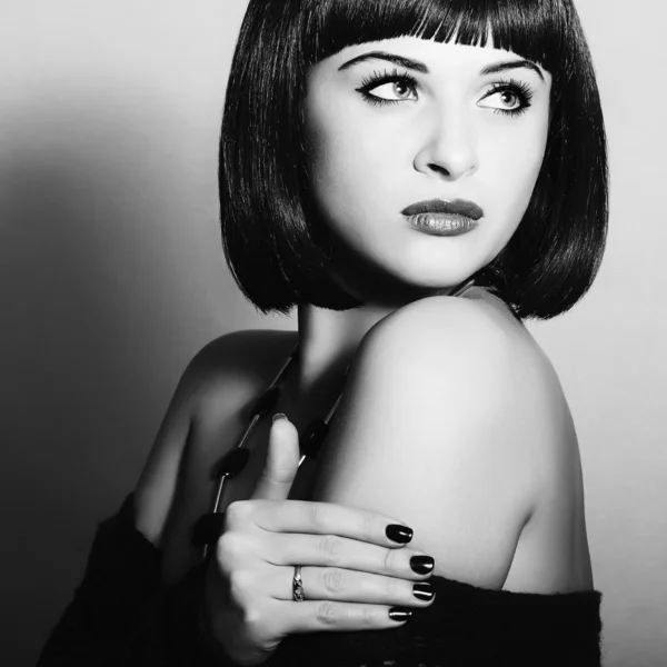 Menina morena bonita. Cabelo preto saudável. bob Haircut.beauty mulher — Fotografia de Stock