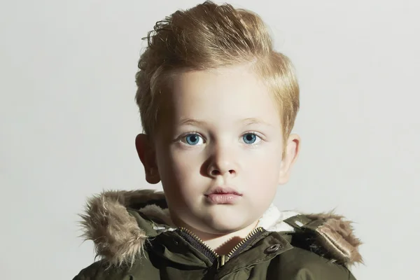 Divatos gyermek téli kabát. divat kid.children.khaki parka.little fiú frizura — Stock Fotó