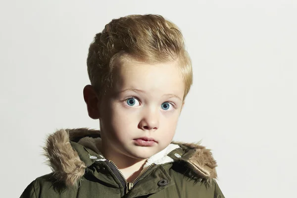 冬のコートでおしゃれな子。ファッション kid.children.khaki parka.little 男の子髪型 — ストック写真