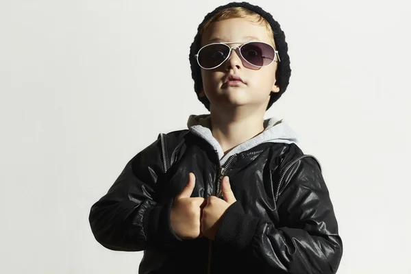 Criança engraçada bonito na moda em sunglasses.winter style.Posing Little boy.Children moda. Miúdos. Isolar — Fotografia de Stock