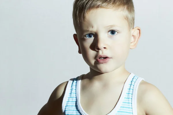 Beau petit garçon aux yeux bleus.Enfant — Photo