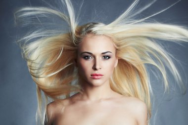 Güzel bir genç kadın uzun saçlı. Seksi sarışın kız. Güzellik Salonu saç bakım. Duvar kağıdı