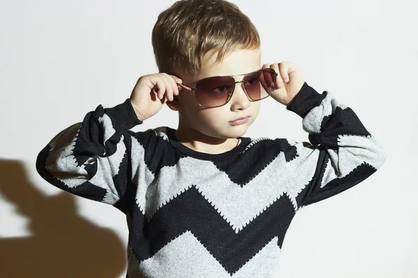 Bambino alla moda in occhiali da sole e maglione.Little boy.Kids moda — Foto Stock