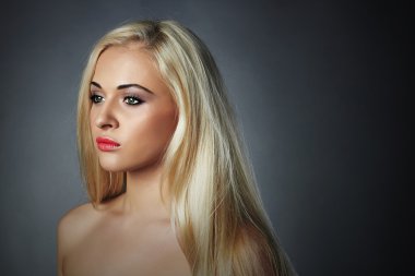 Güzel ve genç birbayan. Üzgün sarışın girl.healthy saç. Güzellik Salonu