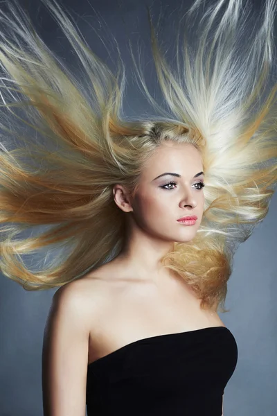 Hermosa mujer. Sexy rubia girl.healthy hair.Beauty salon.flying cabello — Foto de Stock