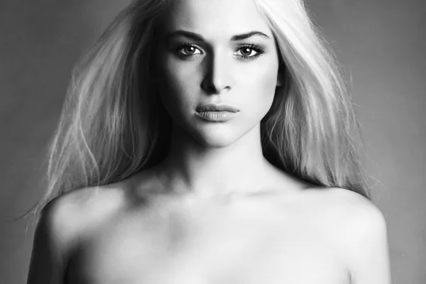 Hermosa mujer jóven. Chica rubia. Modelo de belleza pura. Retrato de arte monocromo — Foto de Stock