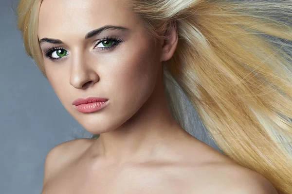 Młoda piękna kobieta. Sexy blond dziewczyna. Salon piękności. Haircare.Flying włosów — Zdjęcie stockowe