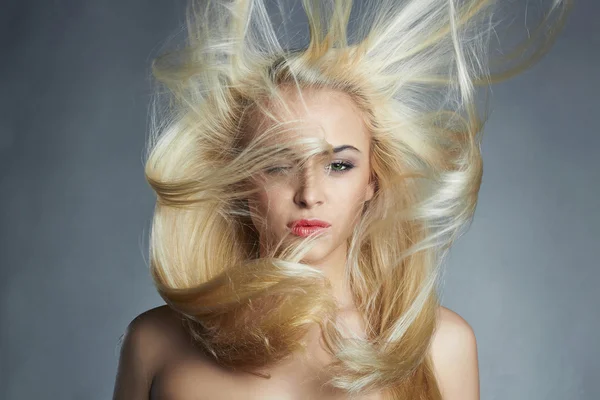 Uma jovem mulher bonita. Menina loira sexy. Belo cabelo saudável — Fotografia de Stock