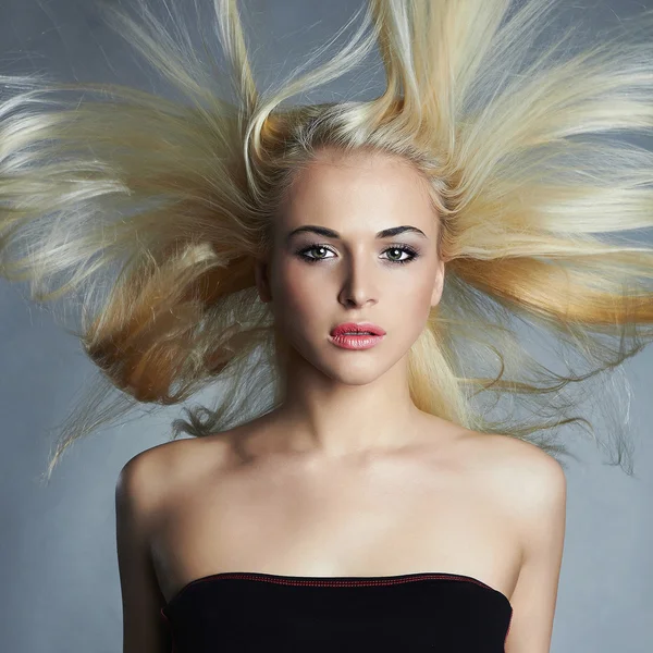 Beautiful woman. Sexy blond girl.healthy hair.Beauty salon.flying hair — Stock Photo, Image