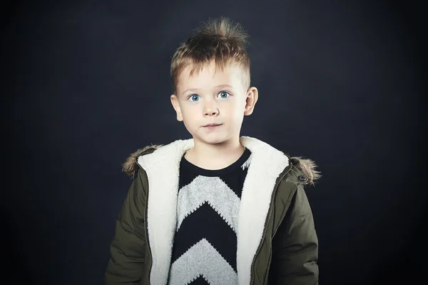 Un niño gracioso con abrigo de invierno. moda kid.children.khaki parka.little niño con grandes eyes.shaggy —  Fotos de Stock