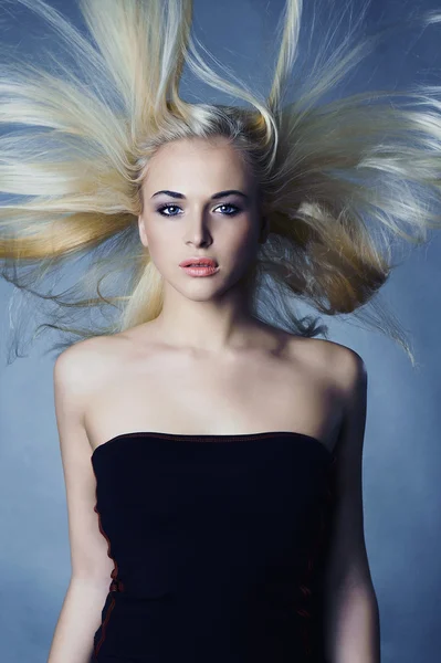 Όμορφη γυναίκα με μπλε eyes.blond girl.healthy μαλλιά. Ομορφιά salon.flying hair.haircare.blue φόντο — Φωτογραφία Αρχείου