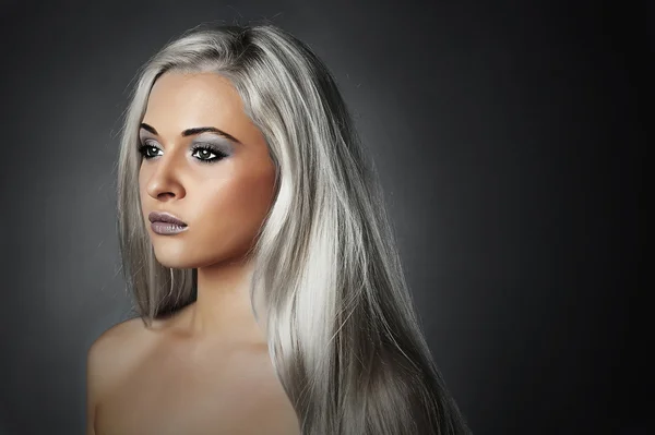 Beautiful young woman with silver hair.Sad girl.healthy hair.Beauty salon — Stock Photo, Image