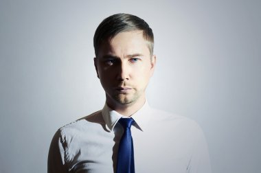 Mavi gözlü yakışıklı adam. İş adamı. Genç adam kravat. İş kavramı. Mavi arka plan