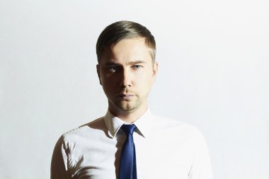 Mavi gözlü yakışıklı adam. İş adamı. Genç adam kravat. İş kavramı