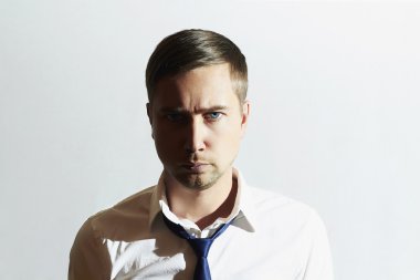 Yorgun yakışıklı adam. İş adamı. Genç adam kravat. İş zor kavramı