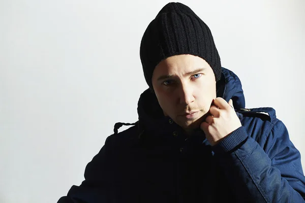 Joven guapo de moda con gorra. Chico elegante con ojos azules. Moda casual de invierno —  Fotos de Stock