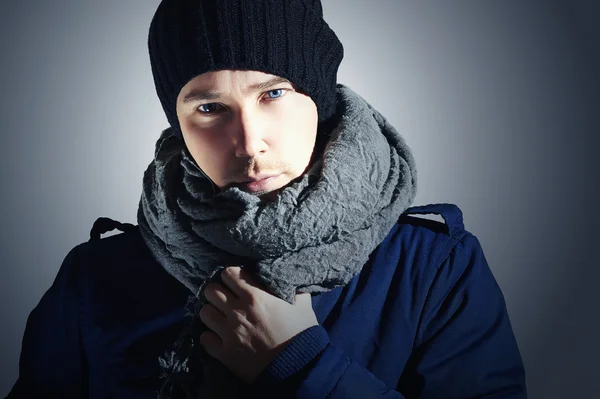 Modne przystojny mężczyzna w scurf. stylowe chłopiec o niebieskich oczach. moda zimowa dorywczo — Zdjęcie stockowe
