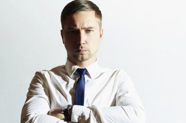 Mavi gözlü yakışıklı adam. İş adamı. Genç adam kravat. İş kavramı. Ciddi