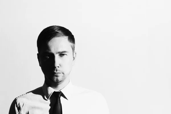 Retrato monocromático de un hombre guapo con corbata. Empresario. Joven. Negocio — Foto de Stock