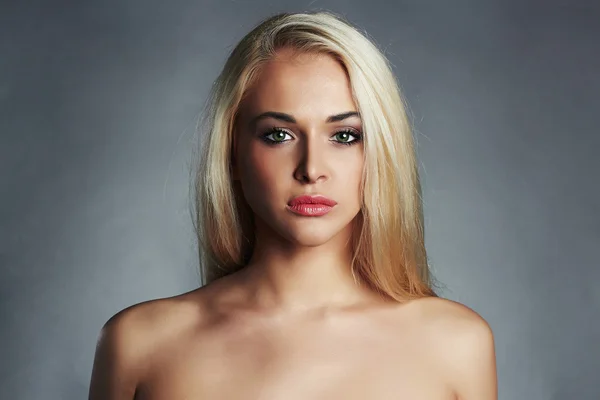 Beautiful young woman.Sexy blond girl.healthy hair — Stock Photo, Image