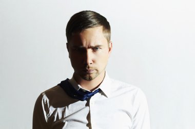 Yorgun bir adam. İş adamı. Genç adam kravat. İş zor kavramı