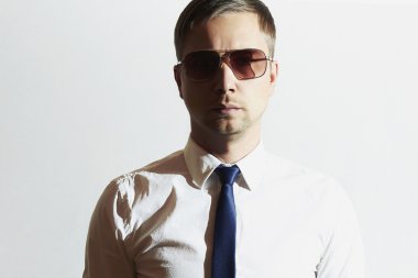 Yakışıklı erkek güneş gözlüğü. Gizli ajan. Genç adam kravat